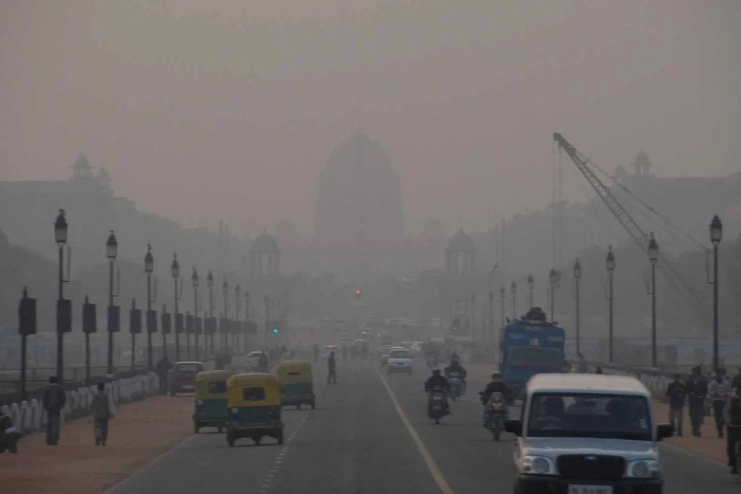 Incentivi per chi passa alle auto elettriche e migliaia di nuovi punti di ricarica: il piano di Delhi per combattere lo smog