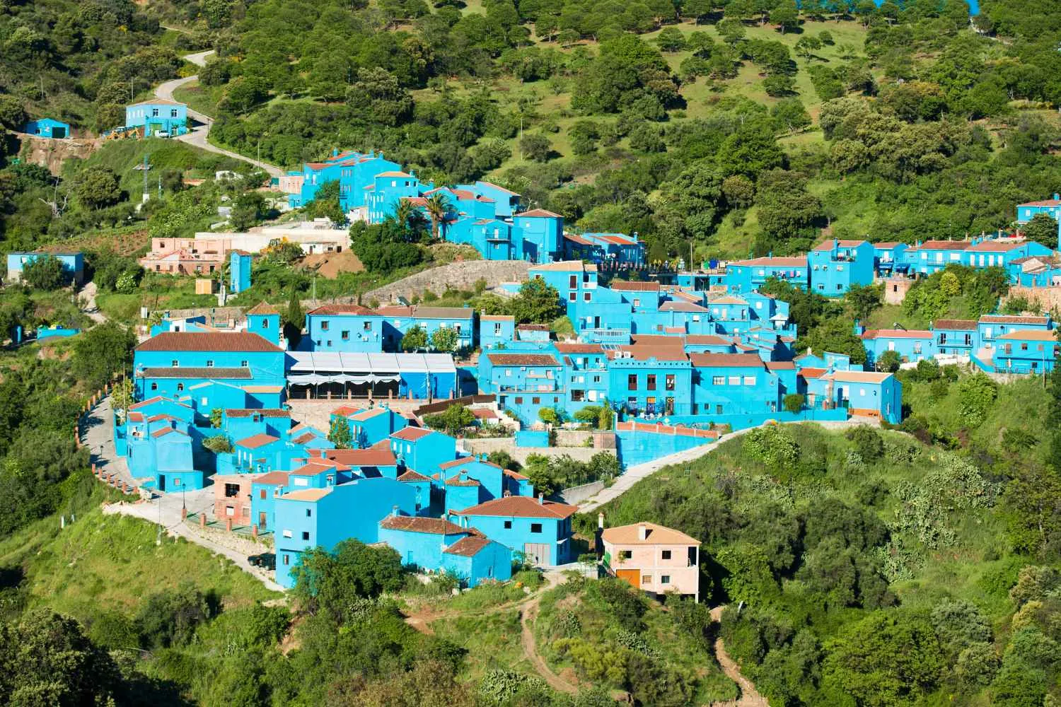 Il villaggio dei Puffi esiste davvero: si trova in Andalusia ed è tutto blu