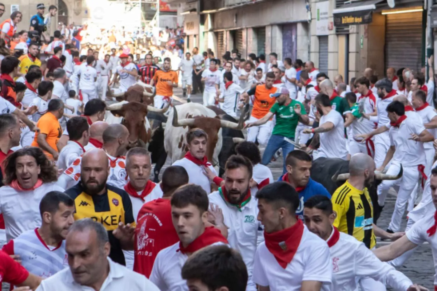 San Firmino, la brutale corsa dei tori di Pamplona si chiude con 57 feriti (e 3 incornati soltanto nell’ultimo encierro)