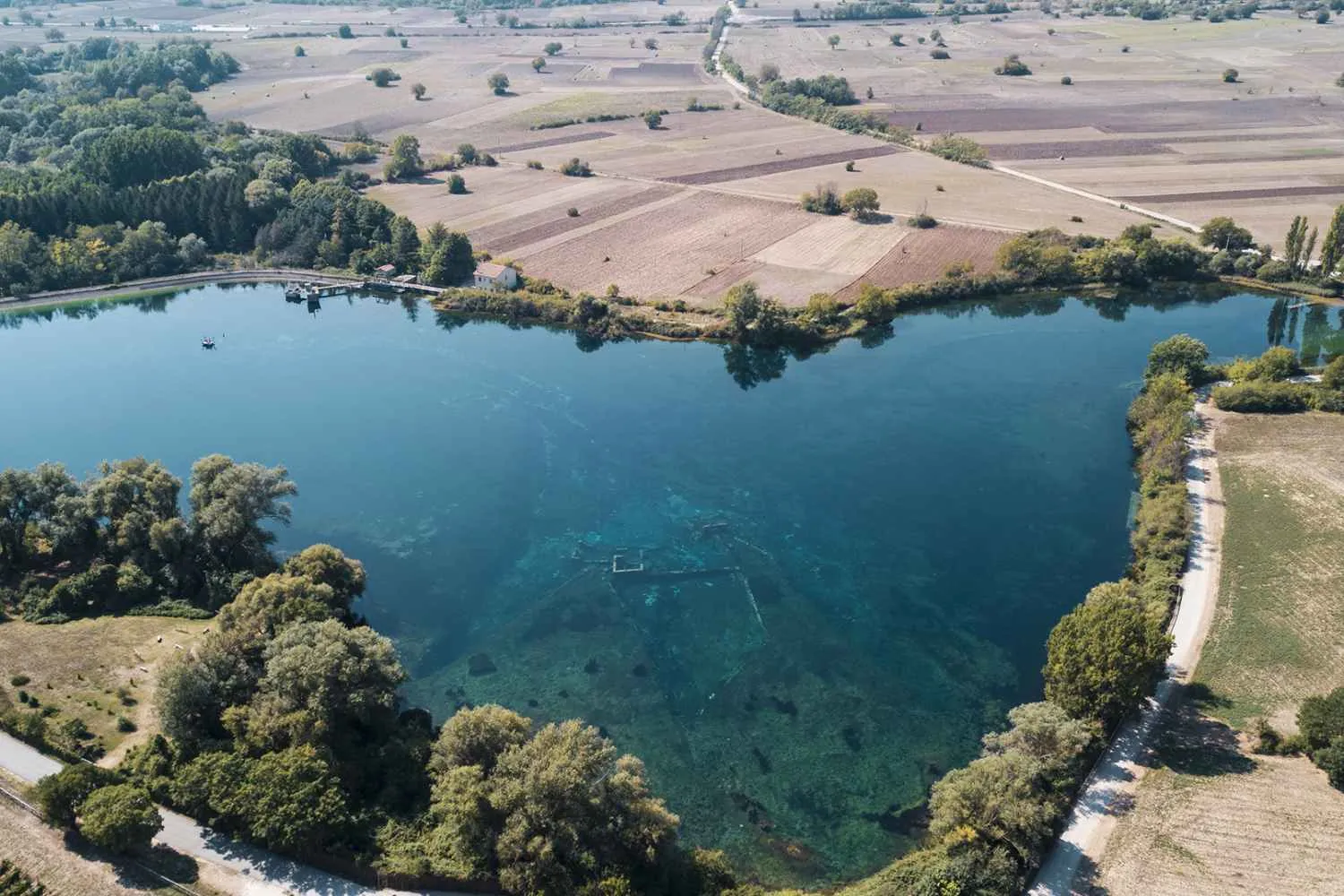 Il lago che nasconde due mulini sommersi: la piccola Atlantide d'Abruzzo protetta dal Parco del Gran Sasso