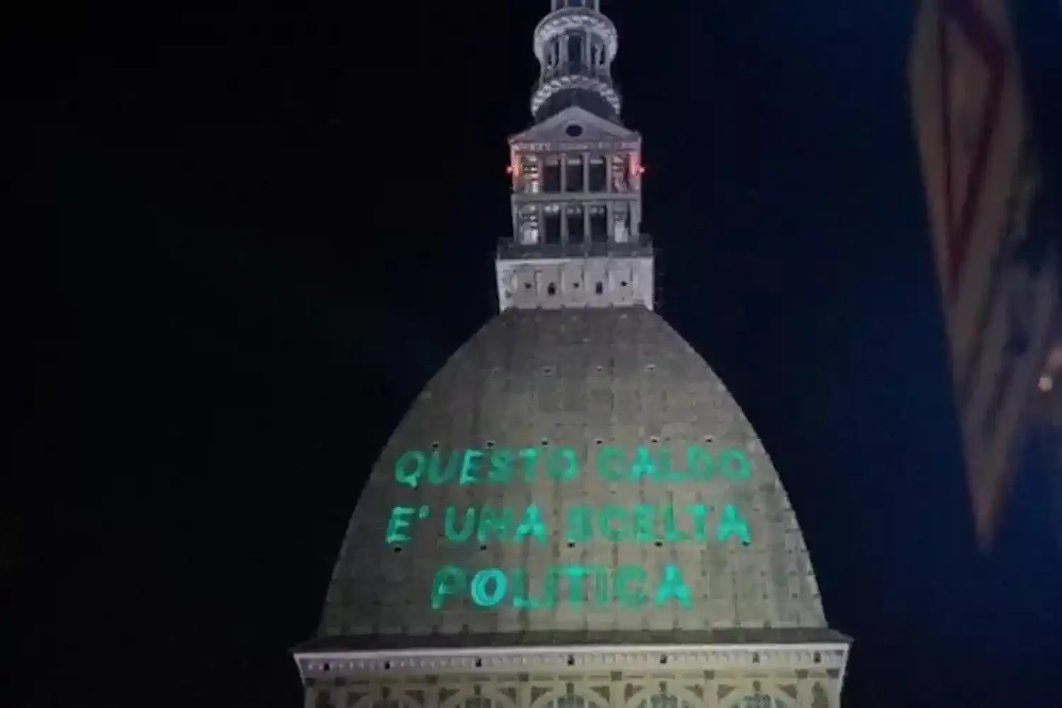 Dopo il Decreto Sicurezza, le proteste sul clima si spostano dalle strade ai simboli delle città. Quanto sono potenti le scritte sulla Mole Antonelliana di Torino?