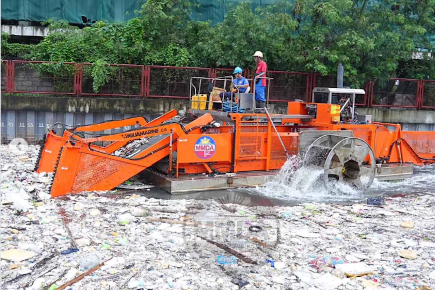 Filippine sommerse dai rifiuti dopo le piogge monsoniche: raccolti oltre 100 camion di plastica e detriti a Parañaque