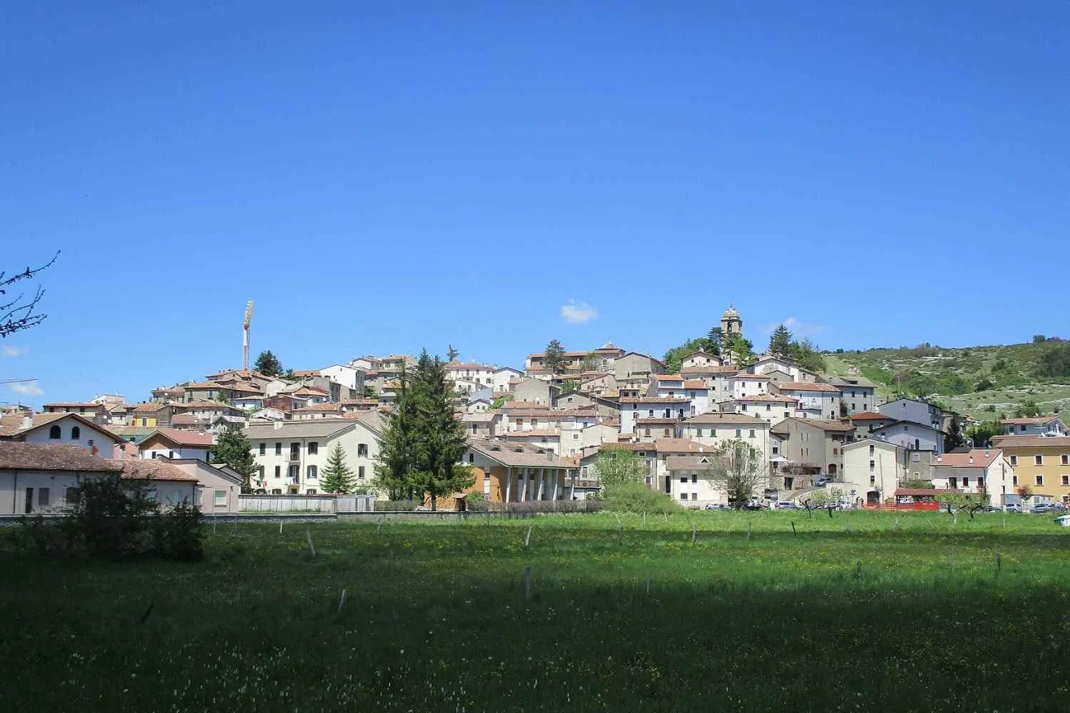Questo è il borgo più fresco d'Italia, sta a 1.300 metri e d'estate serve ancora la giacca la sera