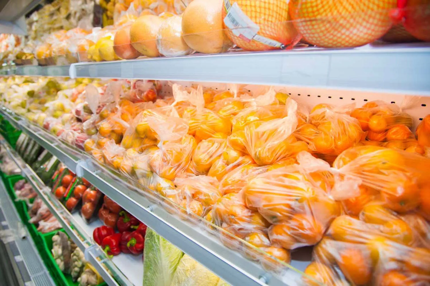Sta per finire l'era degli imballaggi di plastica monouso nell'Ue: dalle confezioni d'acqua e al packaging per frutta e verdura, cosa sparirà