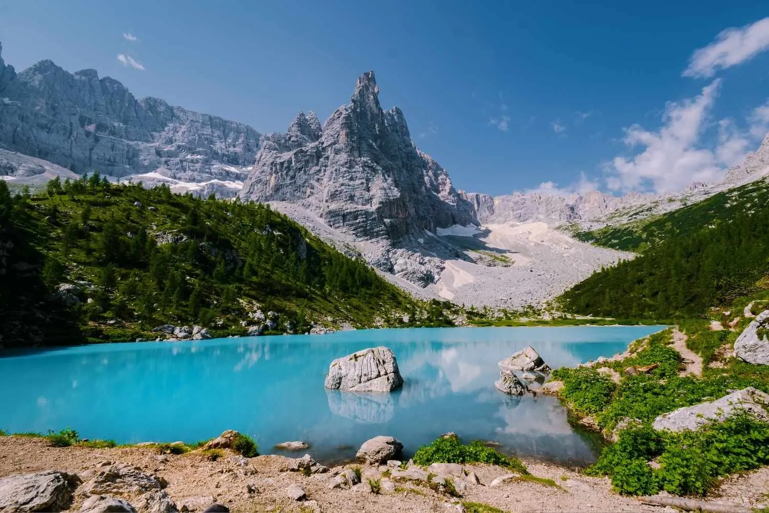 Perché anche un solo bagno nei laghi di montagna mette a rischio l'intero ecosistema
