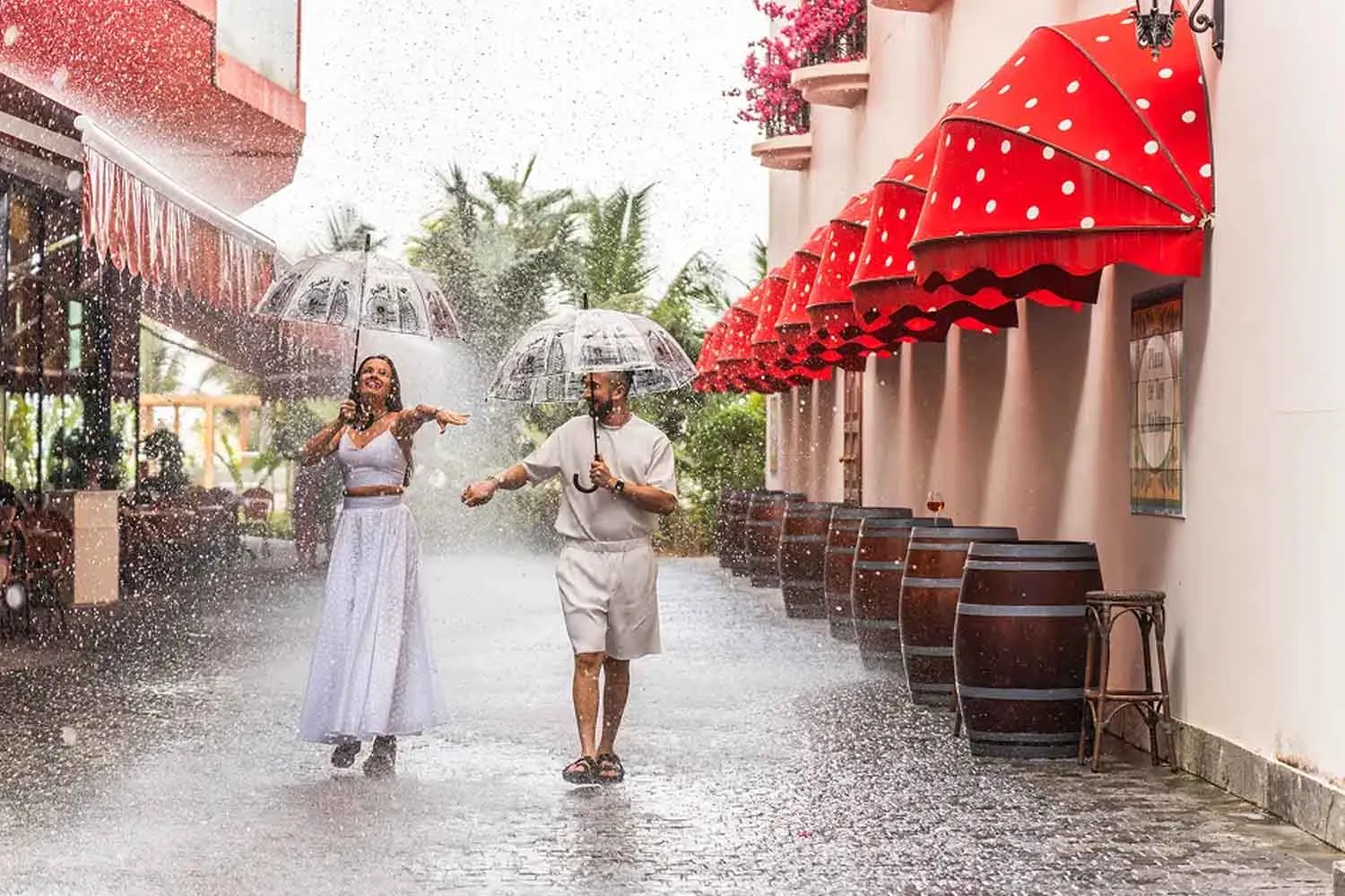 A Dubai c’è una strada dove piove a comando e ci sono sempre 27 gradi (anche in piena estate): come funziona la Raining Street