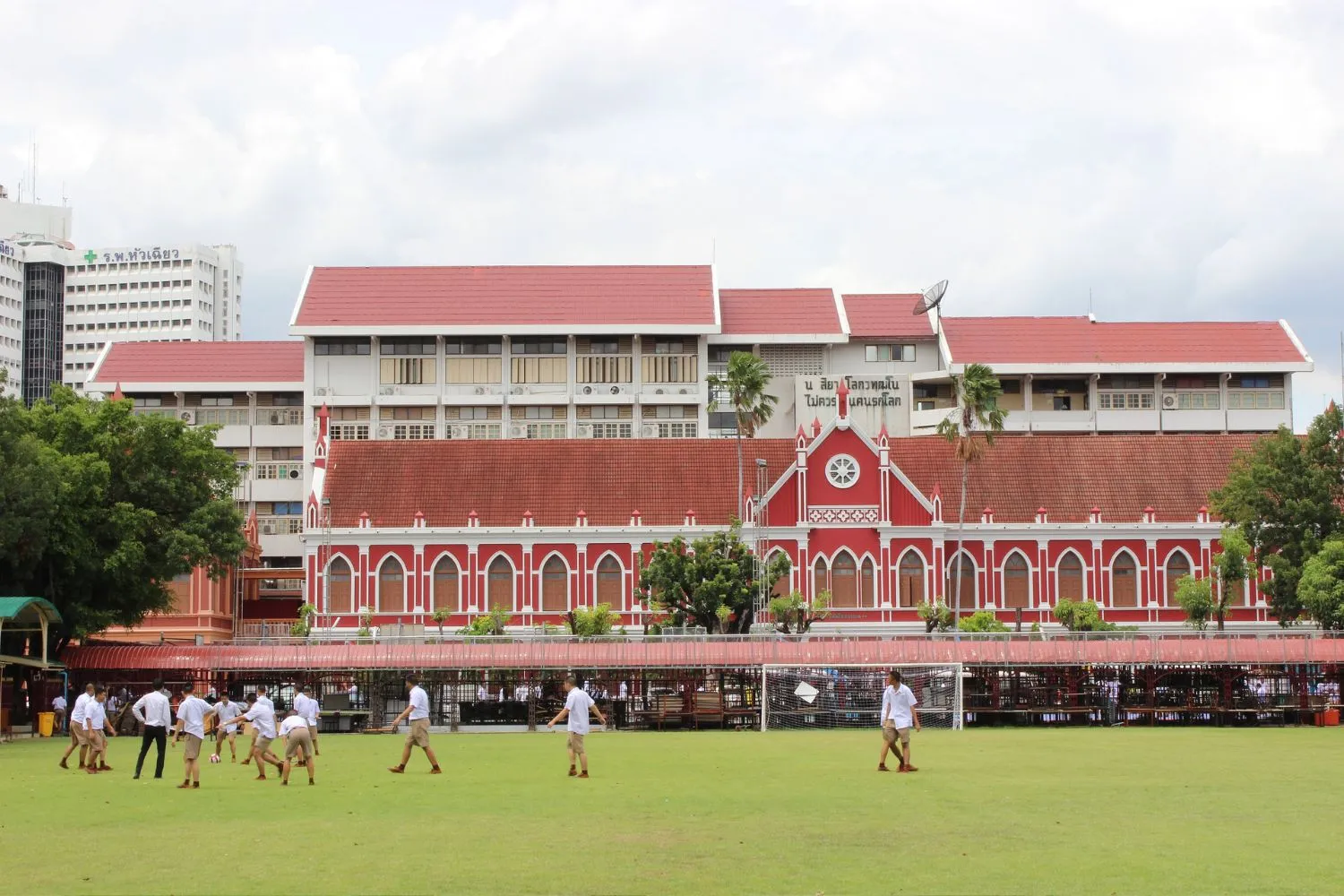 Thailandia, strage in una scuola a nord di Bangkok: almeno 7 morti e numerosi feriti. Trovato senza vita il 14enne autore della sparatoria