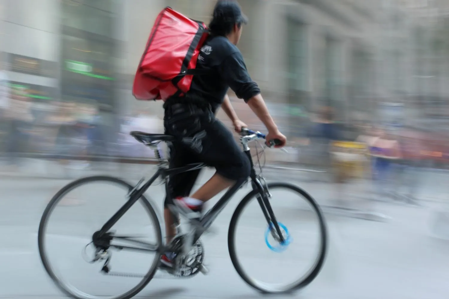 Basta rider sotto il sole: Milano sospende le consegne nelle ore più calde e introduce nuove tutele, e le altre città?