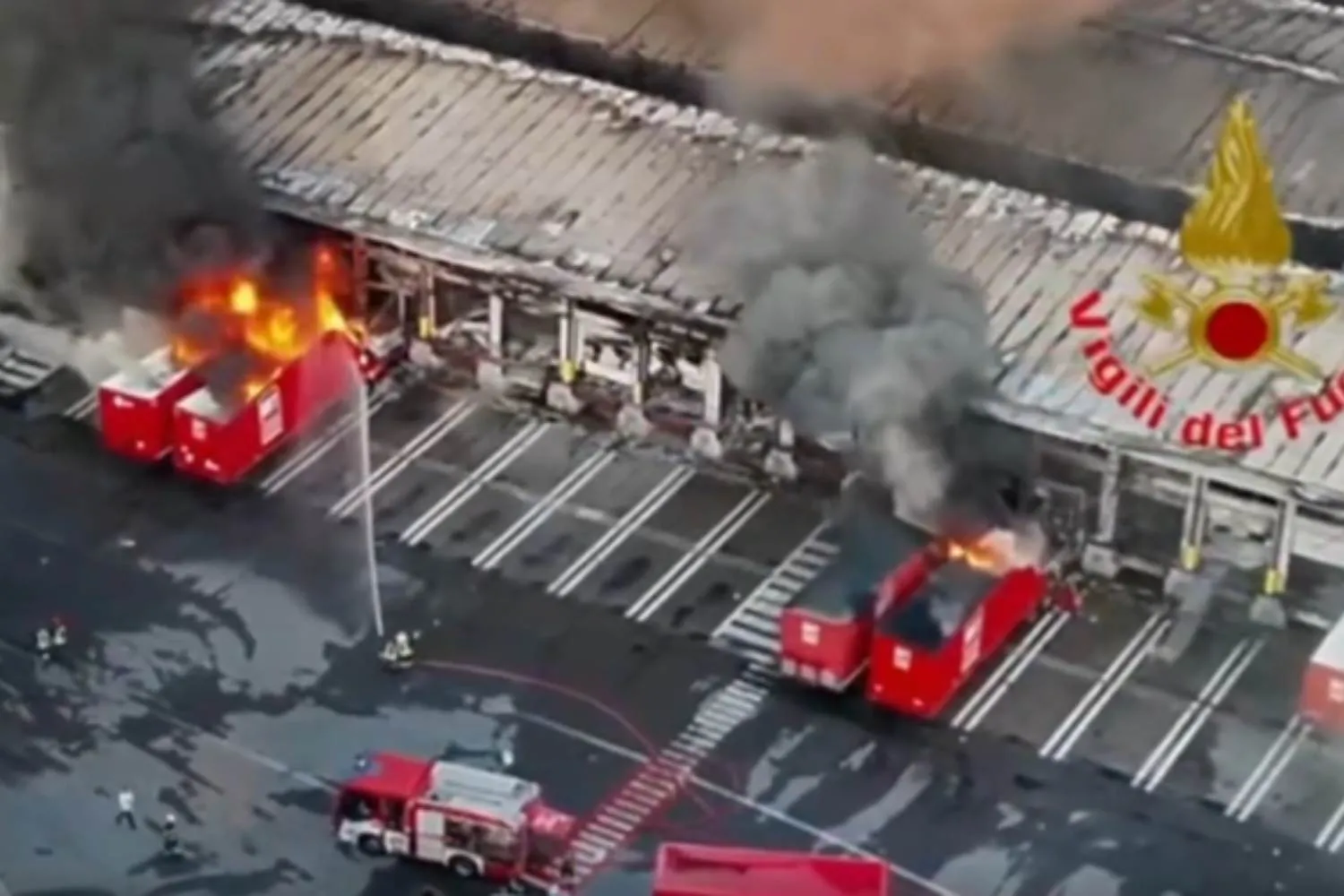 Enorme incendio in un deposito Bartolini di Milano, il comune: "chiudete le finestre e non mangiate frutta e verdura coltivate in zona"