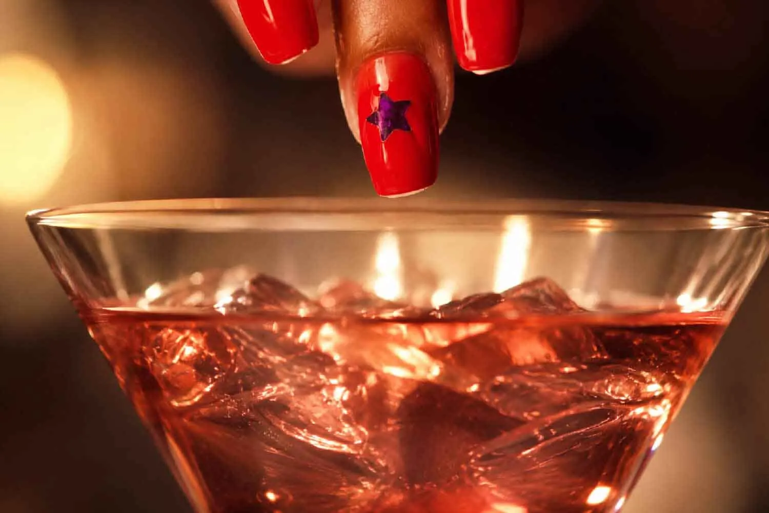 La manicure che ti salva: ideato in Brasile adesivo per unghie che cambia colore per rivelare la droga dello stupro nel bicchiere
