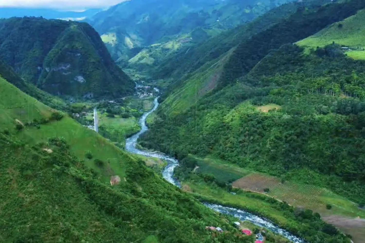 Questi 19 contadini del'Ecuador hanno creato una centrale idroelettrica comunitaria da 300 kwatt senza danneggiare l'ambiente